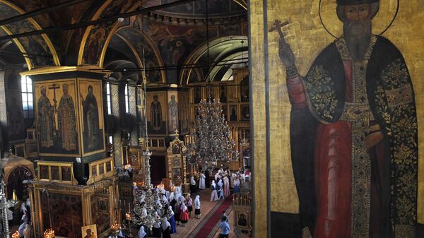 Иконы и прихожане в Покровском соборе духовного центра старообрядчества Рогожская слобода в Москве