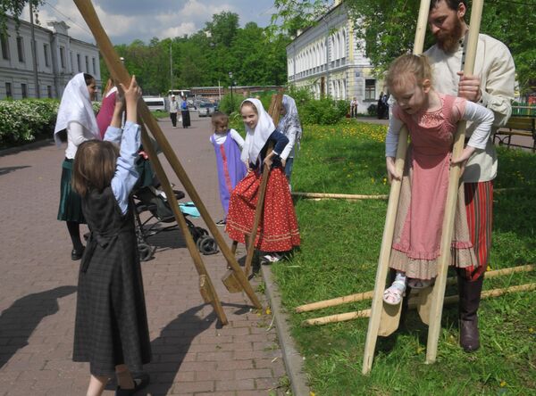 Участники развлечений на ходулях в день праздника Святых Жён-Мироносиц в духовном центре старообрядчества Рогожская слобода в Москве