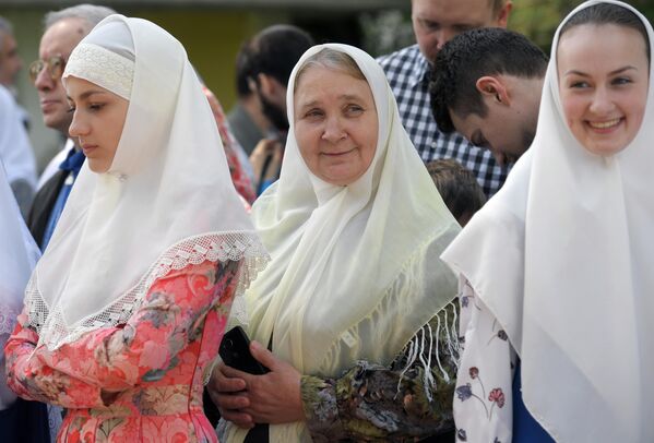  Женщины в платках во время праздника в духовном центре старообрядчества Рогожская слобода в Москве