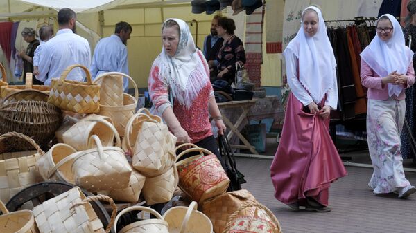 Посетители ярмарки в день праздника Святых Жён-Мироносиц в духовном центре старообрядчества Рогожская слобода в Москве