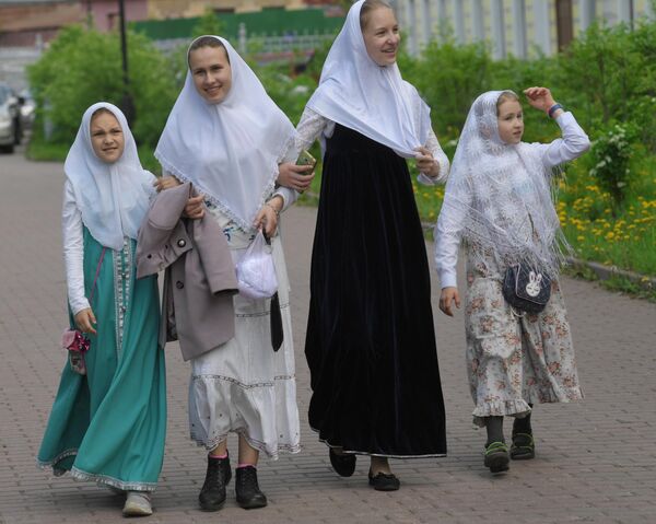 Девочки в сарафанах и платках в день праздника Святых Жён-Мироносиц в духовном центре старообрядчества  Рогожская слобода в Москве