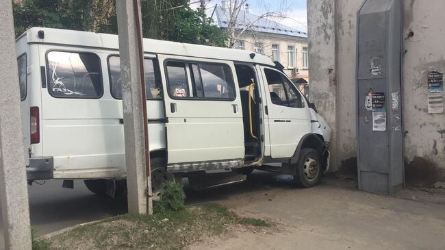 В городе Вольске Саратовской области маршрутка врезалась в электроподстанцию. 13 мая 2019