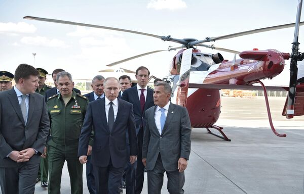 Президент РФ Владимир Путин на площадке осмотра авиационной техники во время посещения Казанского авиационного завода имени С. П. Горбунова Президент РФ Владимир Путин на площадке осмотра авиационной техники во время посещения Казанского авиационного завода имени С. П. Горбунова