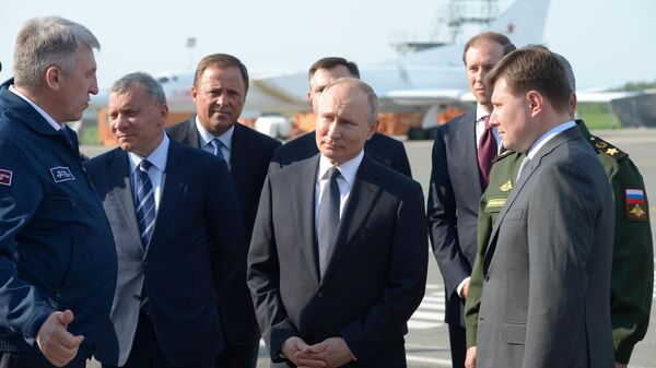 Президент РФ Владимир Путин на площадке осмотра авиационной техники во время посещения Казанского авиационного завода имени С. П. Горбунова 