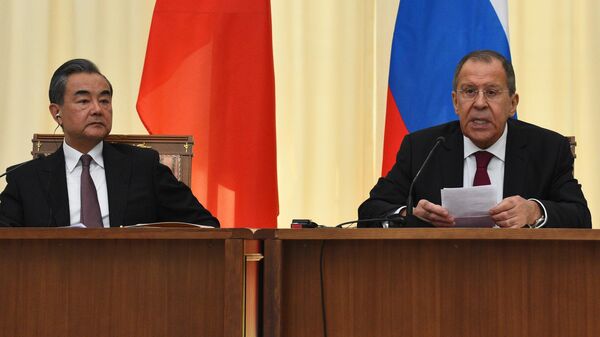 Министр иностранных дел России Сергей Лавров и министр иностранных дел Китая Ван И во время встречи в Сочи