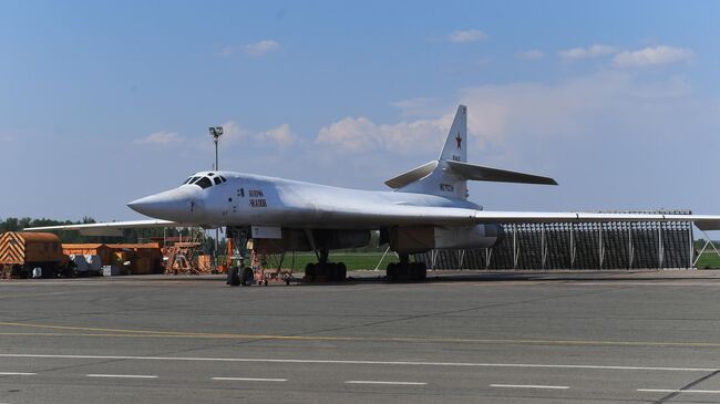 Бомбардировщик Ту-160 на площадке осмотра авиационной техники. Архивное фото