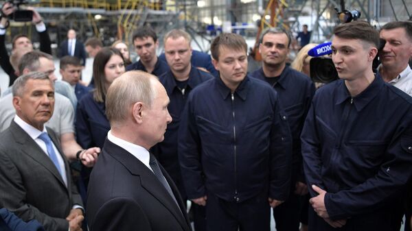 Президент РФ Владимир Путин общается с рабочими во время посещения Казанского авиационного завода имени С. П. Горбунова
