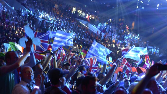 Болельщики поддерживают своих конкурсантов в финале конкурса песни Евровидение-2013 в шведском Мальме