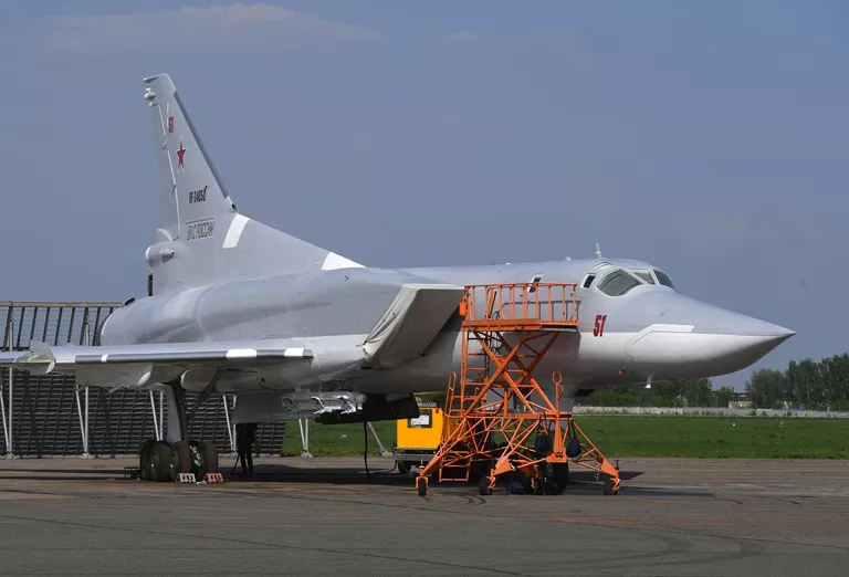 Дальний сверхзвуковой ракетоносец-бомбардировщик Ту-22М3 на площадке осмотра авиационной техники на территории Казанского авиационного завода имени С. П. Горбунова Дальний сверхзвуковой ракетоносец-бомбардировщик Ту-22М3 на площадке осмотра авиационной техники на территории Казанского авиационного завода имени С. П. Горбунова