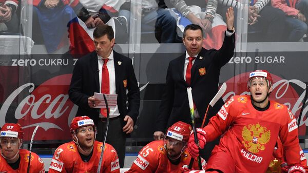 Главный тренер сборной России Илья Воробьев (на втором плане справа)