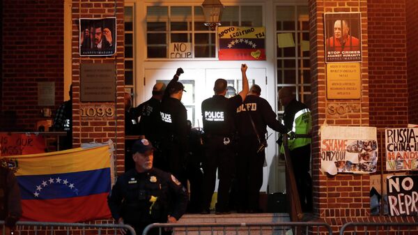 Агенты секретной службы США перед входом в посольство Венесуэлы в Вашингтоне. 13 мая 2019