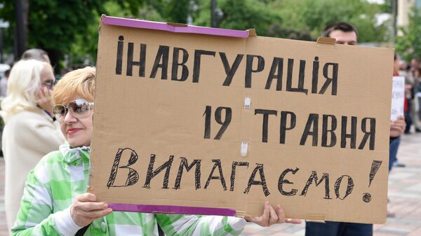 Участница акции в поддержку избранного президента Украины Владимира Зеленского у здания Верховной рады Украины