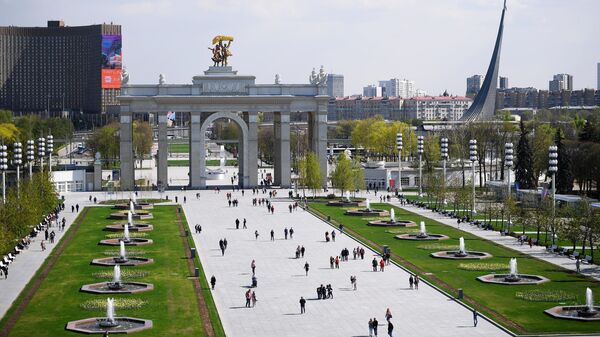 Отдыхающие у заработавших фонтанов на ВДНХ в Москве