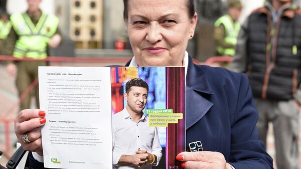 Участница акции в поддержку избранного президента Украины Владимира Зеленского у здания Верховной рады Украины. 14 мая 2019