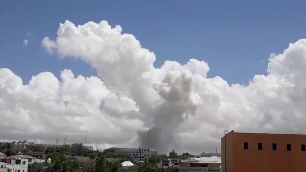 Дым поднимается на месте взрыва в столице Сомали Могадишо. 14 мая 2019