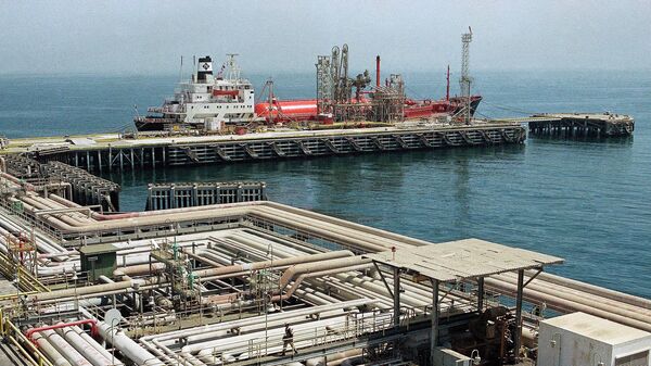 Нефтяные трубопроводы и порт в Рас Таннуре, Саудовская Аравия