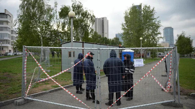 Сотрудники охраны на огороженной территории сквера у Театра драмы в Екатеринбурге, где планируется построить храм святой Екатерины