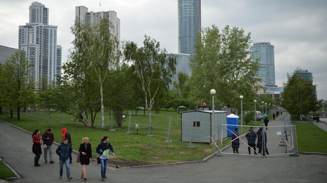 Огороженная территория сквера у Театра драмы в Екатеринбурге, где планируется построить храм святой Екатерины