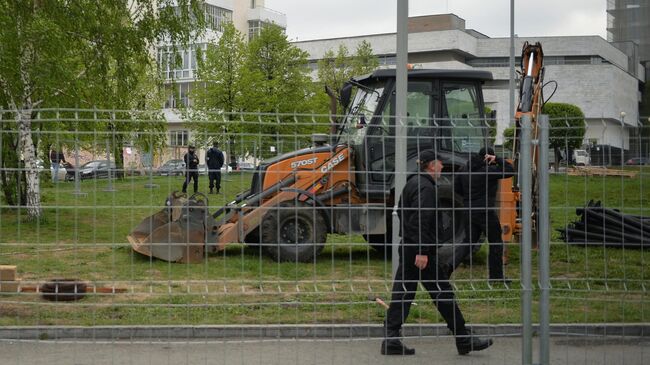 Огороженная территория сквера у Театра драмы в Екатеринбурге, где планируется построить храм святой Екатерины