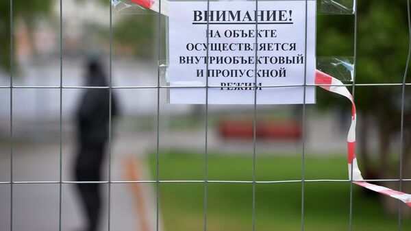 Предупреждение на заборе огороженной территории сквера у Театра драмы в Екатеринбурге, где планируется построить храм святой Екатерины