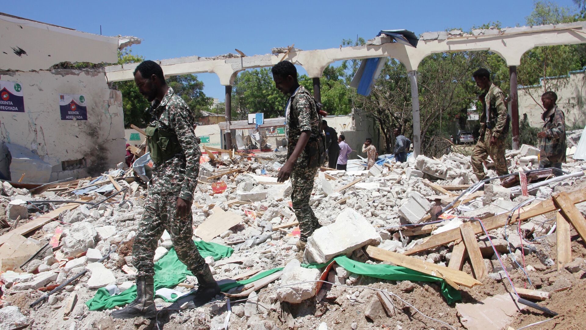 Военные на месте взрыва в столице Сомали Могадишо. 14 мая 2019 - РИА Новости, 1920, 25.04.2021