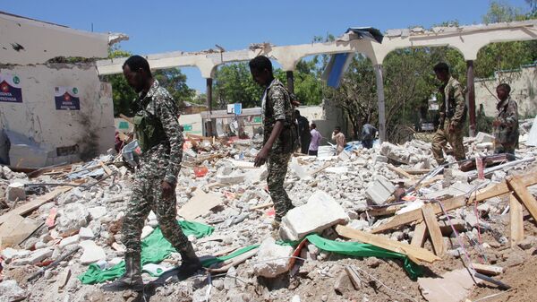 Военные на месте взрыва в столице Сомали Могадишо. 14 мая 2019