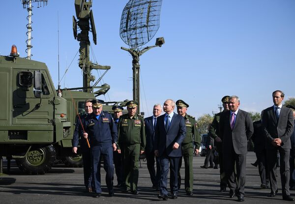 Президент РФ Владимир Путин во время посещения 929-го Государственного летно-испытательного центра Министерства обороны РФ имени В. П. Чкалова