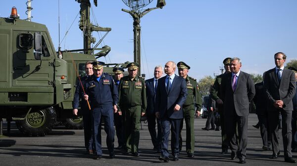 Президент РФ Владимир Путин во время посещения 929-го Государственного летно-испытательного центра Министерства обороны РФ имени В. П. Чкалова. 14 мая 2019