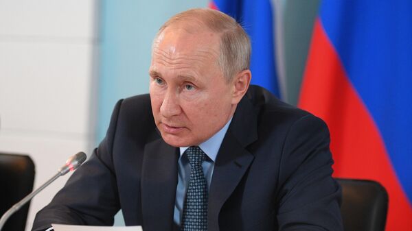 Президент РФ Владимир Путин проводит совещание о социально-экономическом развитии Астраханской области