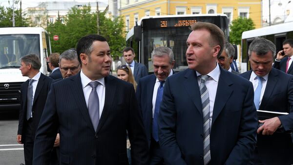 Игорь Руденя и Игорь Шувалов во время осмотра экспозиции нового общественного транспорта в Твери
