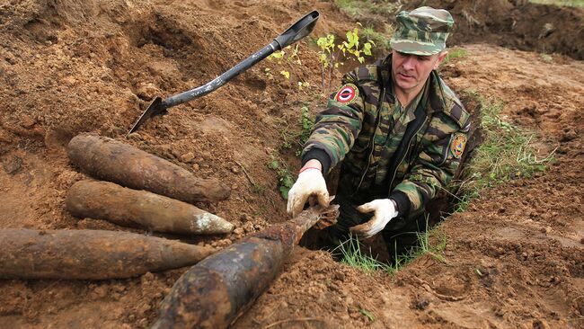 Член специальной группы разминирования на месте обранужения боеприпасов периода Великой Отечественной войны