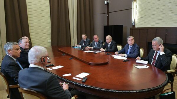 Президент РФ Владимир Путин во время встречи с госсекретарем США Майком Помпео и главой МИД РФ Сергеем Лавровым в Сочи