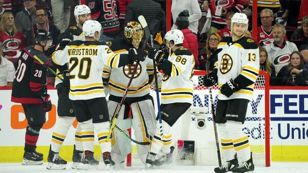 Хоккеисты Бостона радуются заброшенной шайбе в ворота Каролины