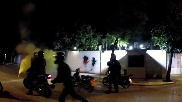 Стоп-кадр видео нападения активистов группы Рубикон на резиденцию американского посла в Греции Джеффри Пайетта