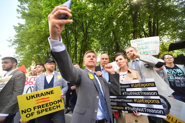 Депутат Государственной Думы РФ Евгений Ревенко и телеведущая Ольга Скабеева во время акции в поддержку Кирилла Вышинского у здания посольства Украины в Москве Депутат Государственной Думы РФ Евгений Ревенко и телеведущая Ольга Скабеева во время акции в поддержку Кирилла Вышинского у здания посольства Украины в Москве