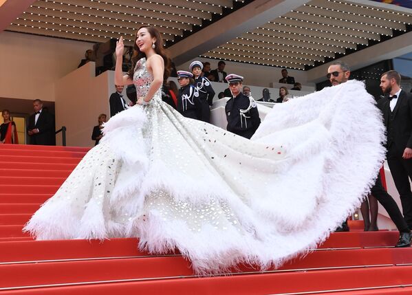 Американская актриса Джессика Чон на красной дорожке церемонии открытия 72-го Каннского международного кинофестиваля