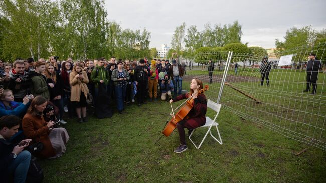 Участники протестной акции против строительства храма Святой Екатерины у театра драмы в Екатеринбурге