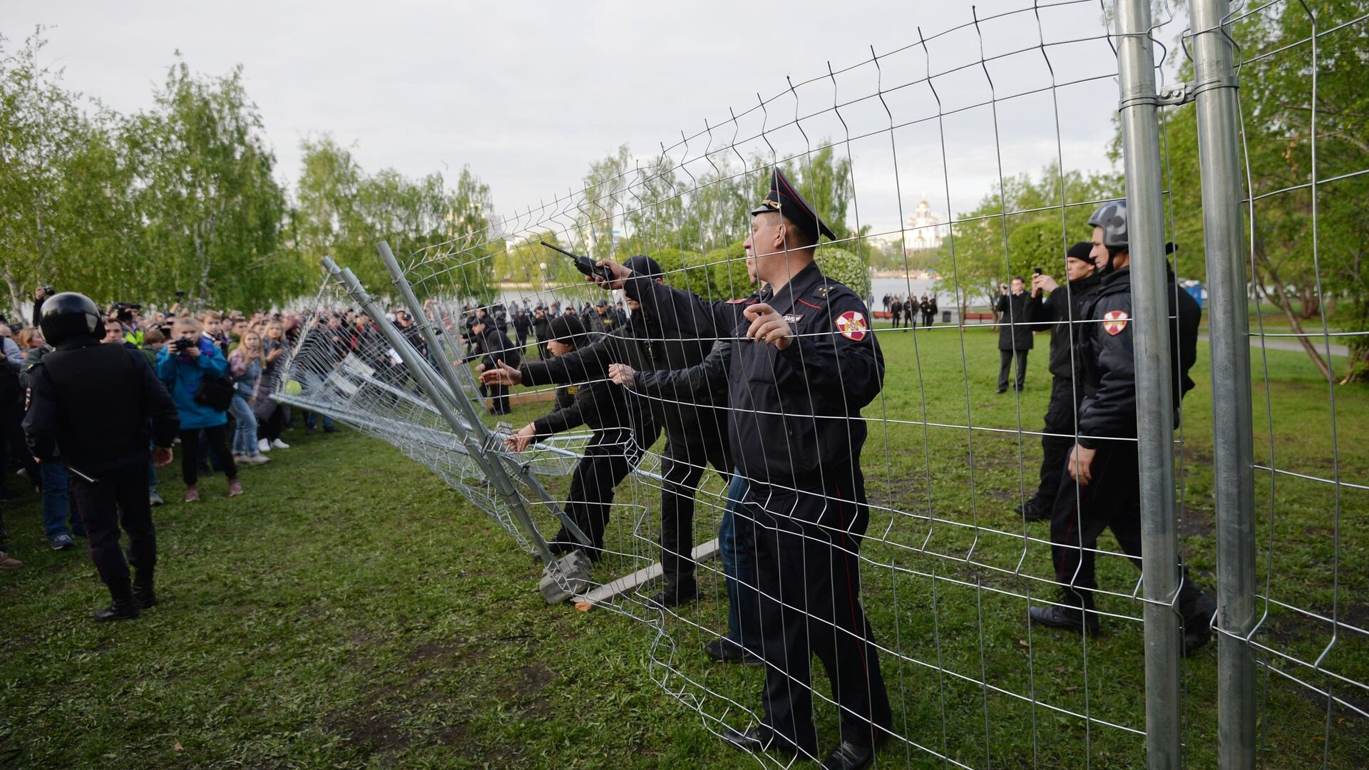 Сотрудники полиции и протестующие в сквере у театра драмы в Екатеринбурге, где планируется построить храм святой Екатерины - РИА Новости, 1920, 30.11.2020