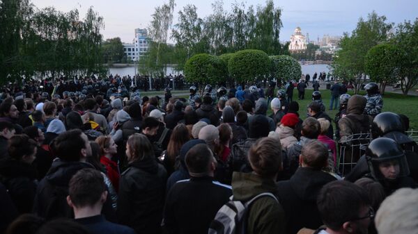 Участники протестной акции против строительства храма Святой Екатерины у театра драмы в Екатеринбурге