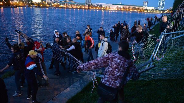 Участники протестной акции против строительства храма Святой Екатерины у театра драмы в Екатеринбурге