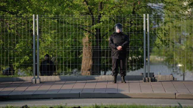 Сотрудник полиции во время акции против строительства храма Святой Екатерины у театра драмы в Екатеринбурге