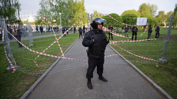 Сотрудник полиции во время протестной акции против строительства храма Святой Екатерины у театра драмы в Екатеринбурге
