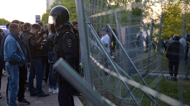 Сотрудник полиции во время протестной акции против строительства храма Святой Екатерины у театра драмы в Екатеринбурге