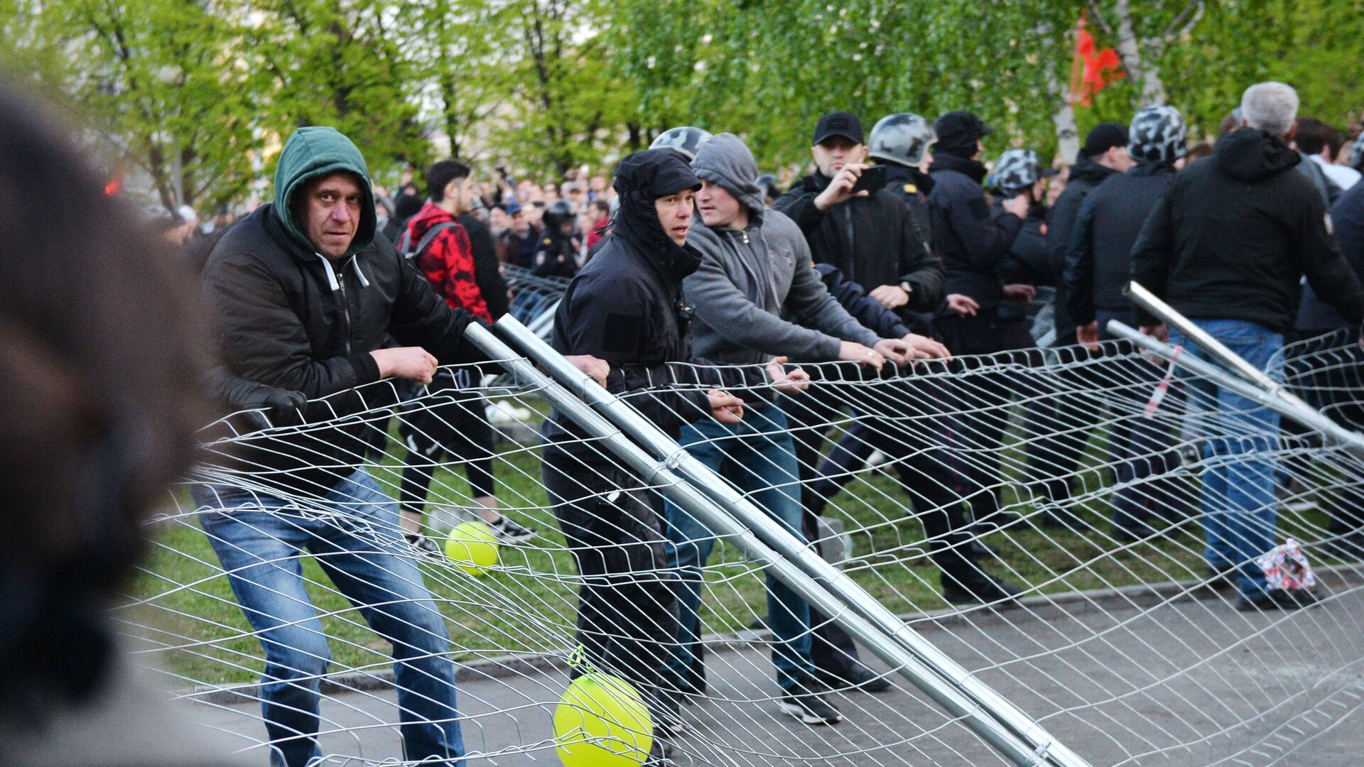 Участники протестной акции против строительства храма Святой Екатерины у театра драмы в Екатеринбурге - РИА Новости, 1920, 13.08.2019