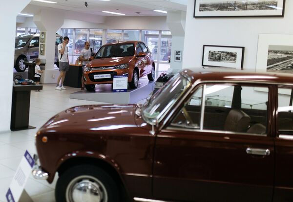 Посетители в музее прототипов АвтоВАЗ в Тольятти