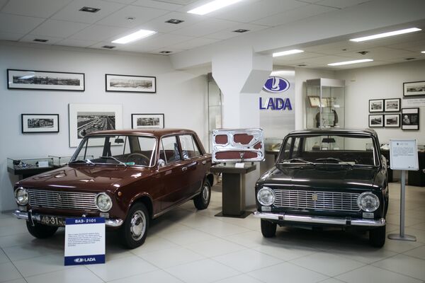 Автомобили ВАЗ-2101 и Fiat 124 в музее прототипов АвтоВАЗ в Тольятти