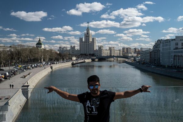 Мужчина фотографируется на Парящем мосту в парке Зарядье в Москве