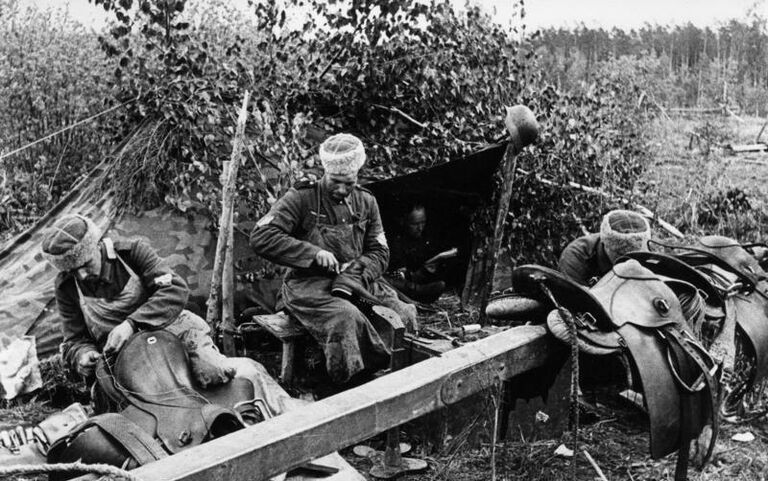 Казаки вермахта ремонтируют обувь и седла для лошадей Казаки вермахта ремонтируют обувь и седла для лошадей