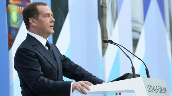 Председатель правительства РФ Дмитрий Медведев выступает на Петербургском международном юридическом форуме