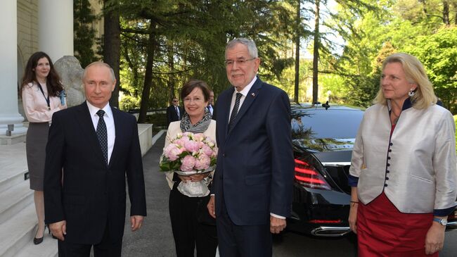 Президент РФ Владимир Путин и федеральный президент Австрийской Республики Александр Ван дер Беллен с супругой Дорис Шмидауэр во время встречи. Справа - министр иностранных дел Австрийской Республики Карин Кнайсль